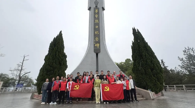 融橋黨支部與廈門武夷工貿南平分公司開展祭掃九峰山革命烈士紀念碑活動